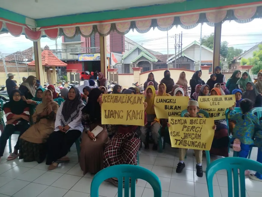 Tabungan Diduga Ditilep Tak Bisa Dicairkan, Warga Mojokerto Luruk Kantor Desa