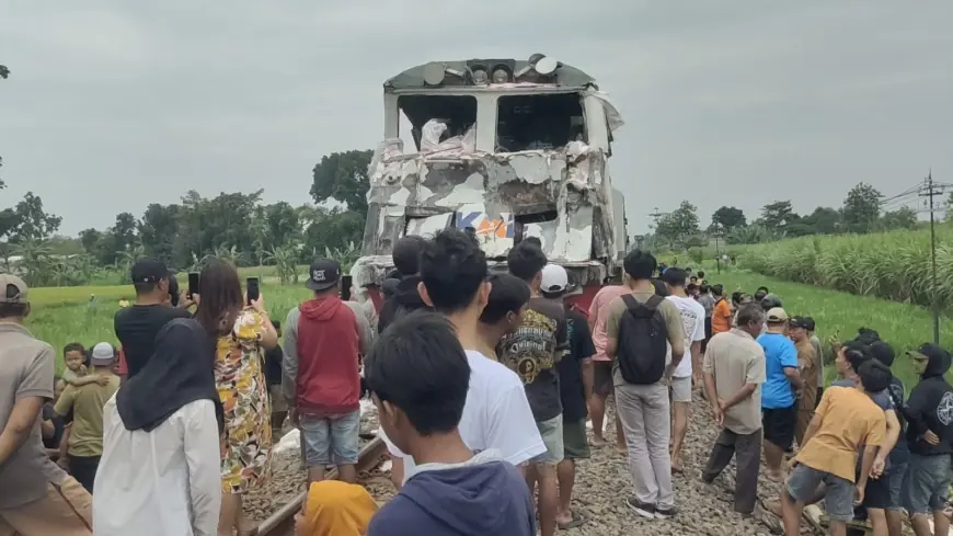 Terobos Perlintasan Sebidang, Truk di Kediri Tertabrak Kereta Api Lukai Tiga Orang