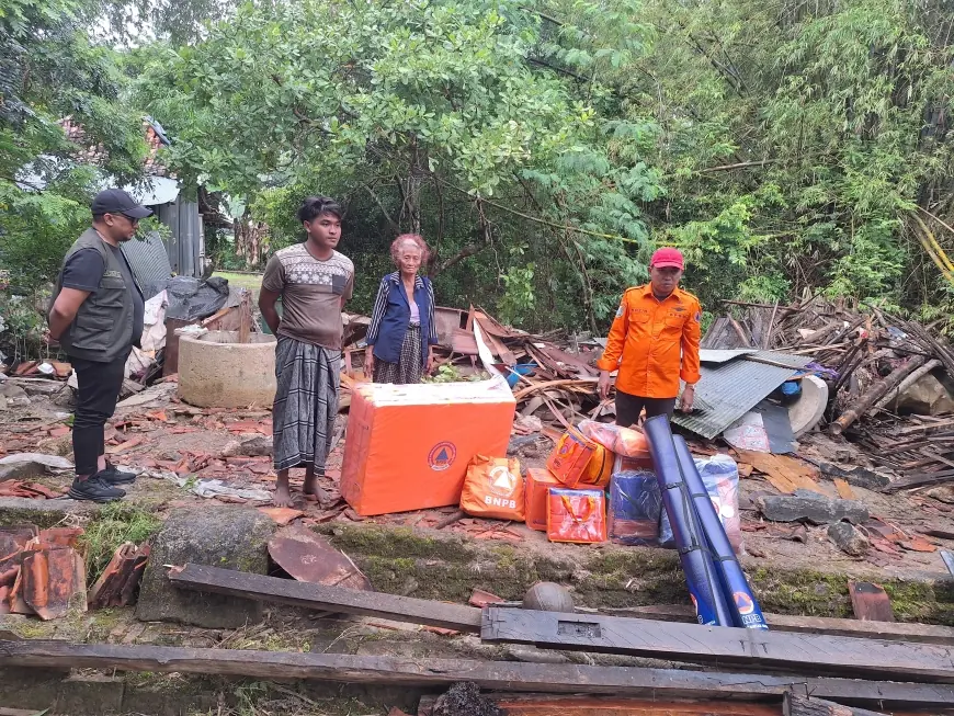 Dampak Banjir di Sampang, Rumah Warga Roboh Akibat Derasnya Luapan Sungai Kamoning