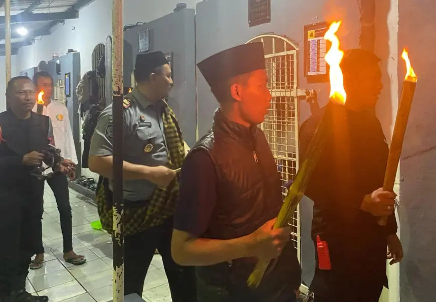 Cara Unik Bangunkan Sahur Penghuni Lapas Mojokerto, Bawa Obor hingga Pukul Kentongan