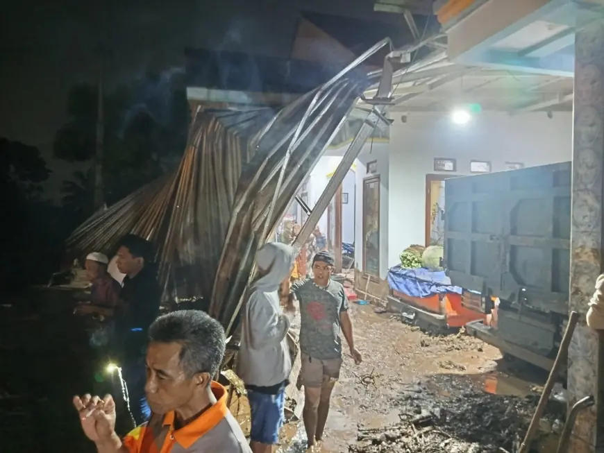 Banjir Bandang di Desa Sumber Salak Bondowoso, 2 Sepeda Motor Hilang Terhanyut