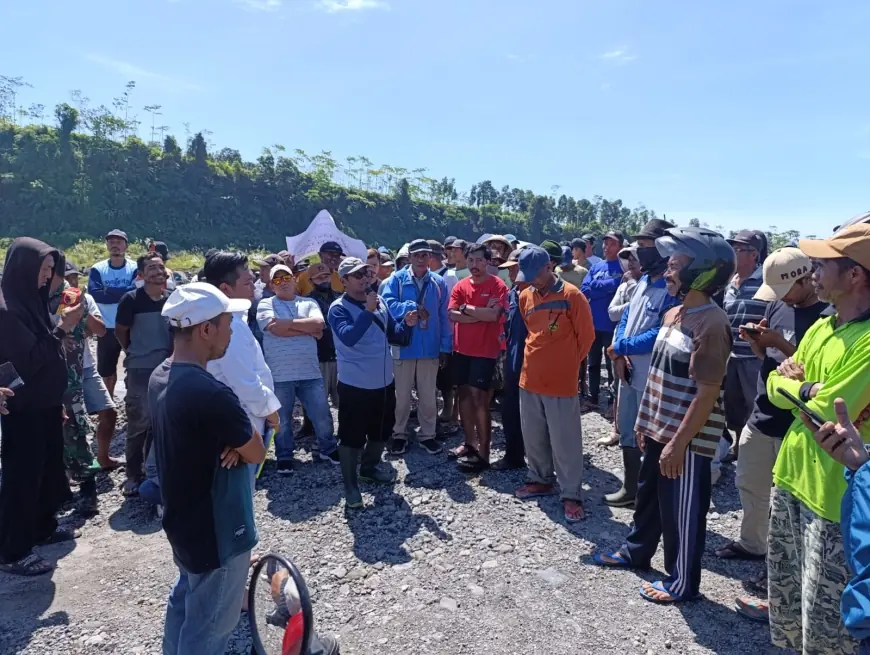 Ratusan Petani di Blitar Unjuk Rasa Tolak Aktivitas Tambang Pasir Mekanik di Kali Putih