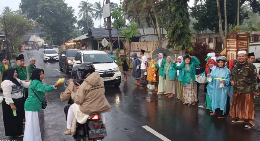 Berkah Ramadan, PAC Ansor dan Fatayat NU Pujer Bagikan 900 Takjil kepada Masyarakat Bondowoso