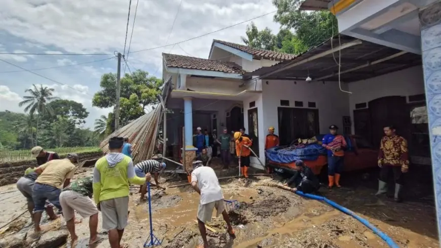 Kerja Bakti di Lokasi Banjir Bandang Bondowoso, Ini yang Dibutuhkan Warga Terdampak