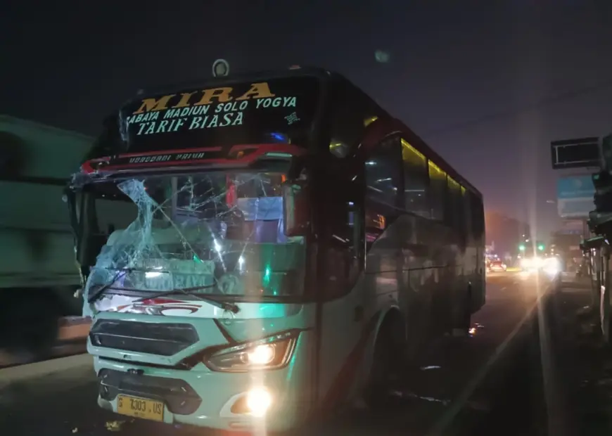 Kecelakaan Bus dengan Mobil Box di Jombang Menimpa Pengendara Motor