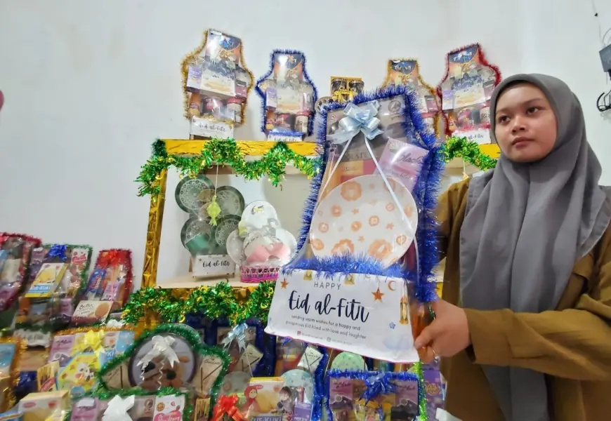 Bisnis Menjanjikan, Omzet Perajin Parcel Lebaran di Mojokerto Capai Setengah Miliar