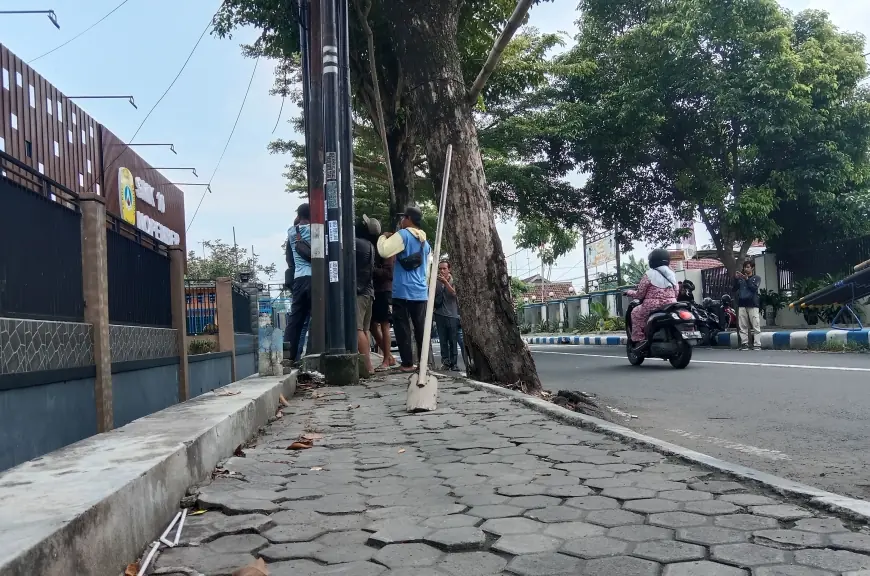 Terima Laporan Warga, Satpol PP Jombang Stop Pemasang Fiber Optik