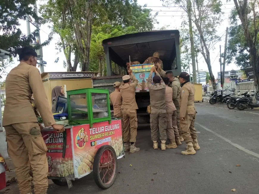 Empat Gerobak Nakal di Alun-alun Trunojoyo Sampang Diamankan Satpol PP
