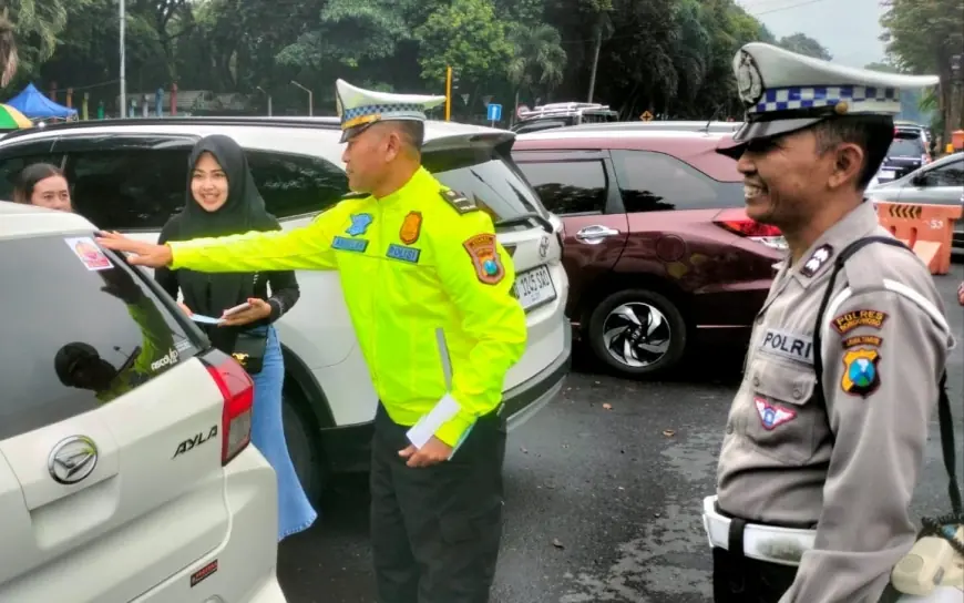 Jaga Keselamatan di Jalan Raya Polres Bondowoso Pasang Stiker dan Papan Imbauan 'Mudik Aman Keluarga Nyaman'