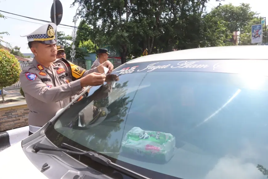 Pastikan Mudik dengan Aman dan Nyaman, Polres Probolinggo Kota Pasangi Stiker pada Kendaraan Bermotor