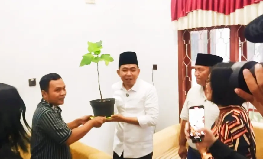 Datangi Gereja saat Safari Ramadan di Kencong, Bupati Jember Diberi Pohon Kehidupan 