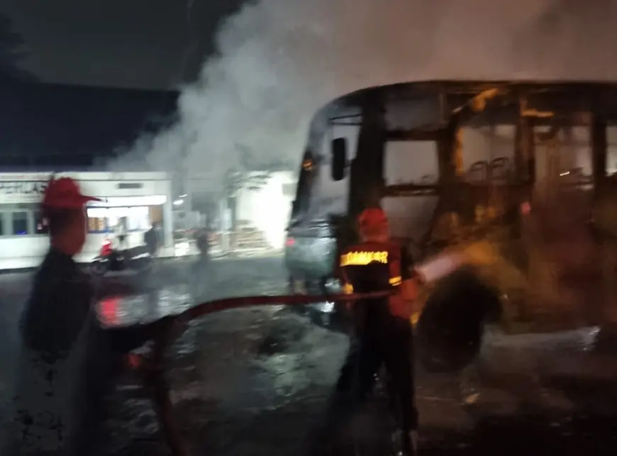 Diduga Korsleting Listrik, Sebuah Bus Terbakar di Terminal Kertajaya Kota Mojokerto