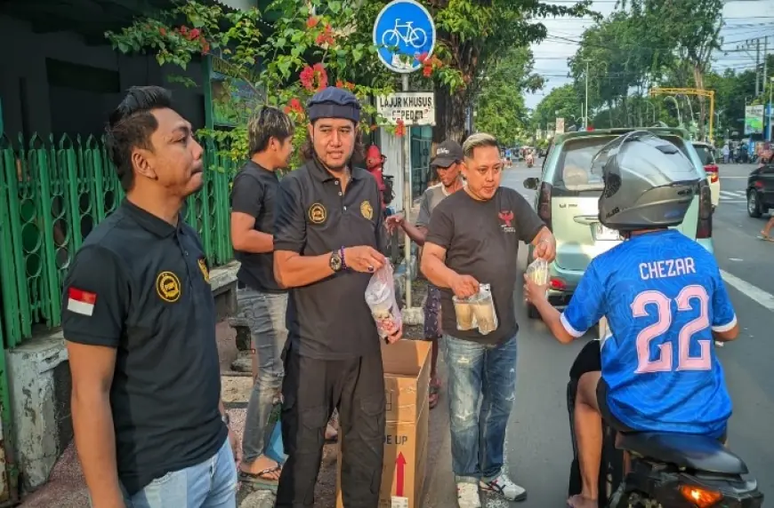 DPW PSN Probolinggo Bagikan Ratusan Takjil kepada Pengendara