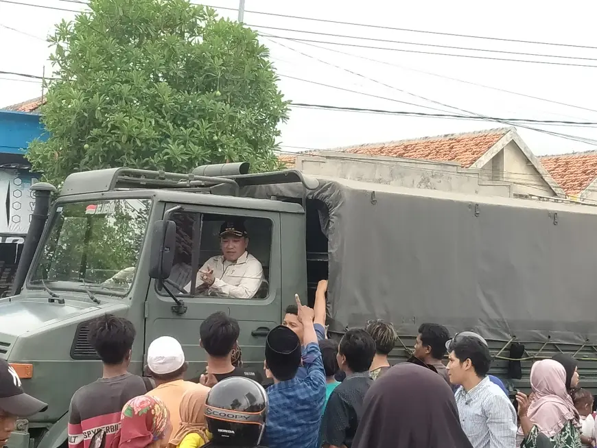 Bupati Sampang Bagikan Ratusan Paket Sembako Menggunakan Truk