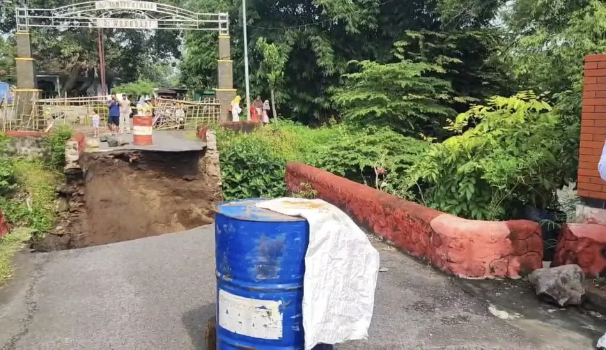 Akibat Hujan Deras, Jembatan Penghubung Dua Desa di Mojokerto Ambrol