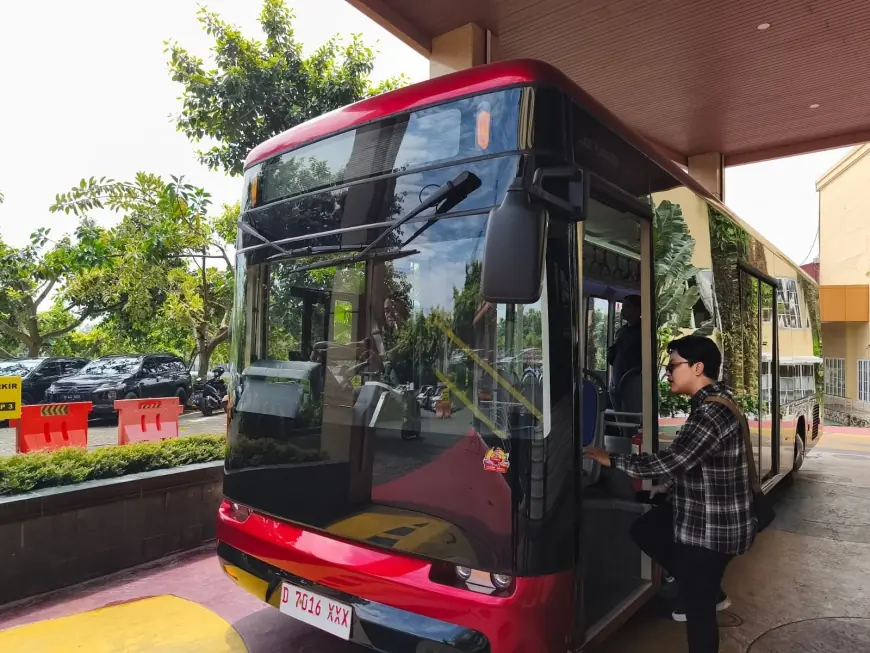 Shuttle Bus Pariwisata Berkapasitas 30 Orang, Jalur Sementara di Wisata Terfavorit