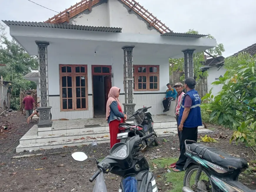 Hujan Disertai Angin Kencang Terjang Jember, 2 Rumah Warga Porak Poranda