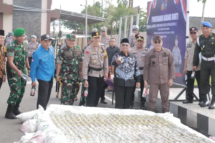 Jelang Lebaran 2025, Ribuan Botol Miras di Blitar Dimusnahkan