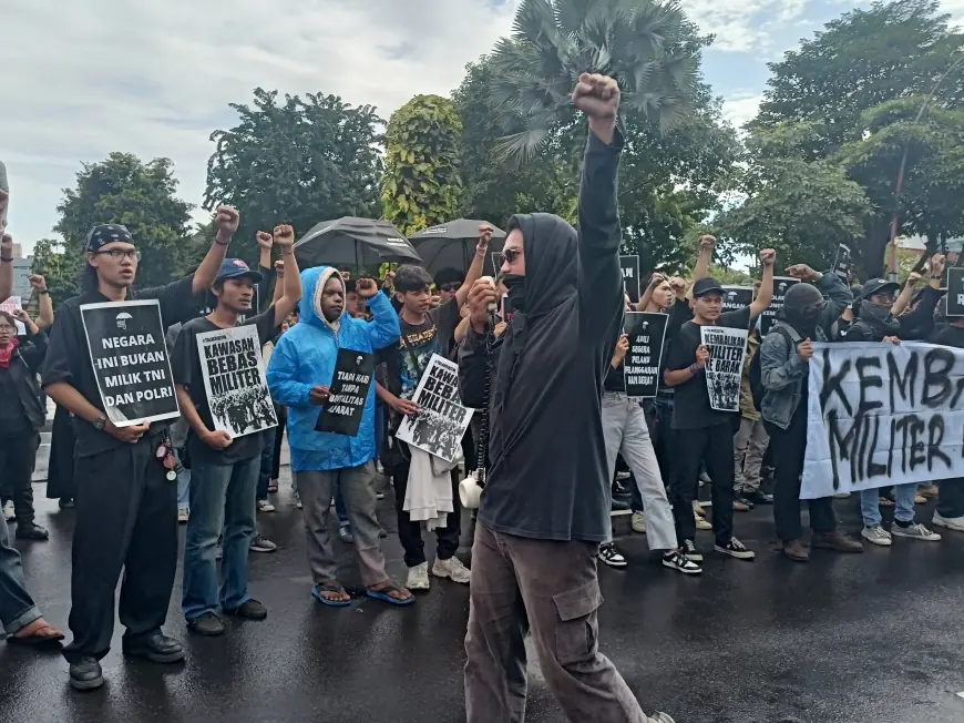 Gelar Unjuk Rasa, Kelompok Masyarakat Sipil Surabaya: RUU TNI Jancok!