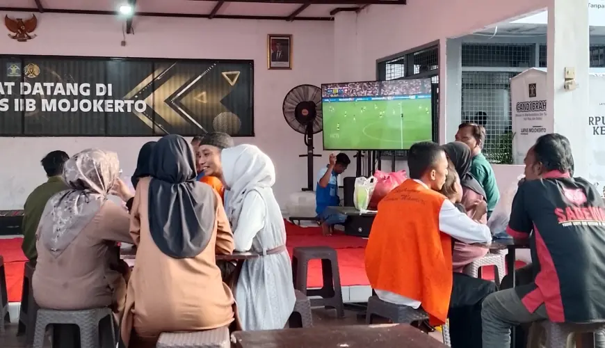 Penuh Haru, Warga Binaan di Mojokerto Berbuka Puasa Bersama Keluarga
