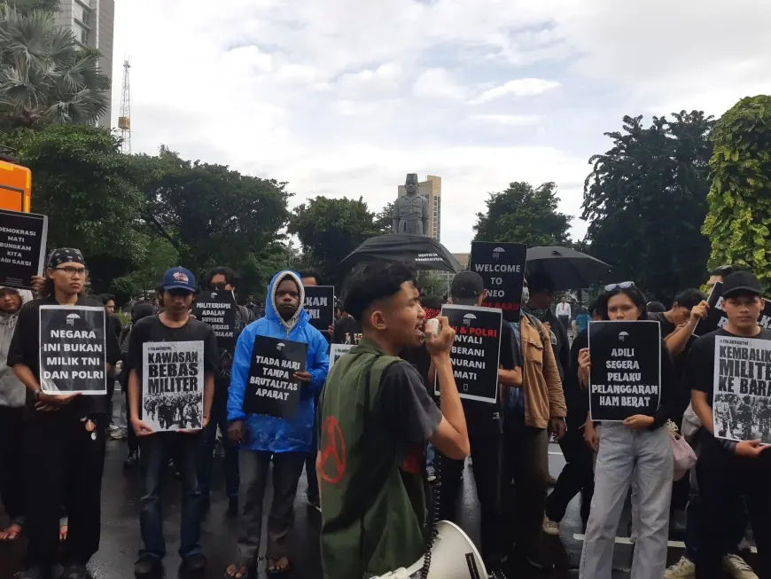 Ironi di Surabaya: Demo Tolak RUU TNI Berhadapan dengan Apel Pasukan