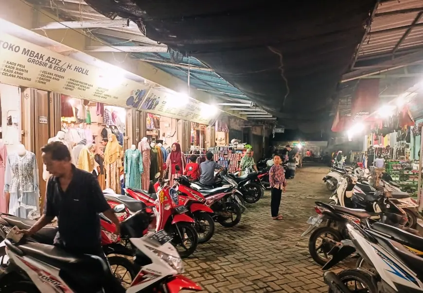 Di Tengah Gempuran Jual Beli Online, Pasar Baru Kencong Jember Tetap Eksis Jualan Baju Lebaran di Bulan Ramadan
