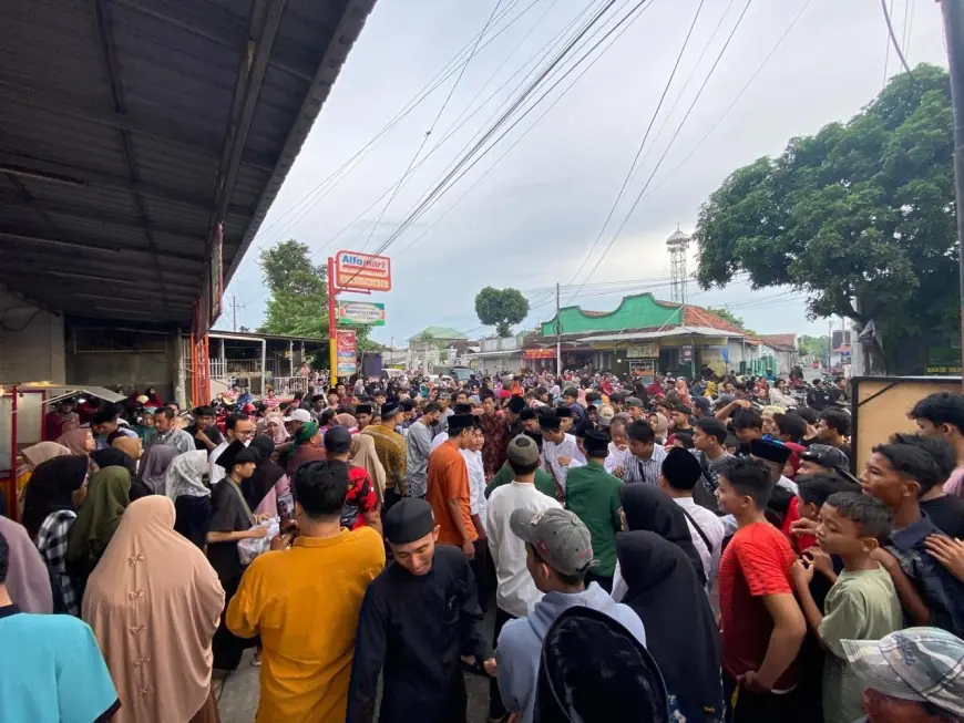 SMK PGRI 05 Kencong Bagikan Takjil Gratis, Warga Membludak dan Saling Berebut 