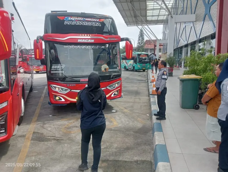 Jelang Mudik Lebaran, Ratusan Bus Jalani Ramp Check di Terminal Patria Kota Blitar