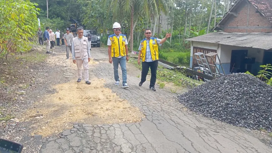 Tinjau Perbaikan Jalan, Wabup Blitar Targetkan Rampung sebelum Lebaran