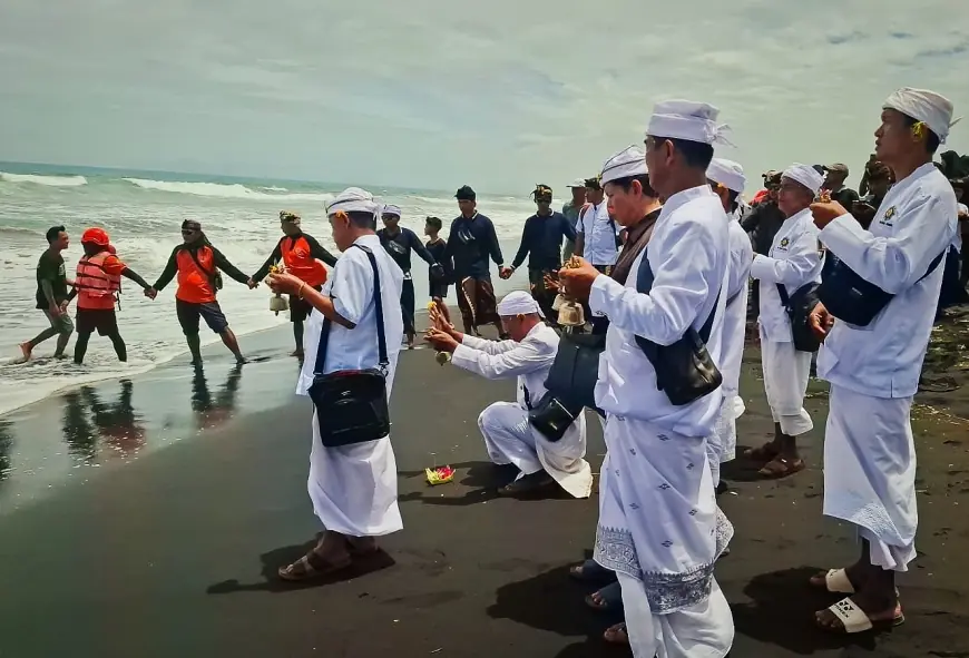 Ribuan Umat Hindu Gelar Sesuci Laut di Pantai Paseban Jember