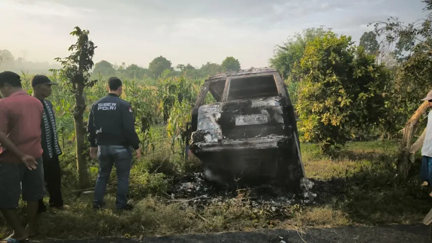 Warga Jember Bakar Mobil Maling Jeruk yang Berusaha Kabur