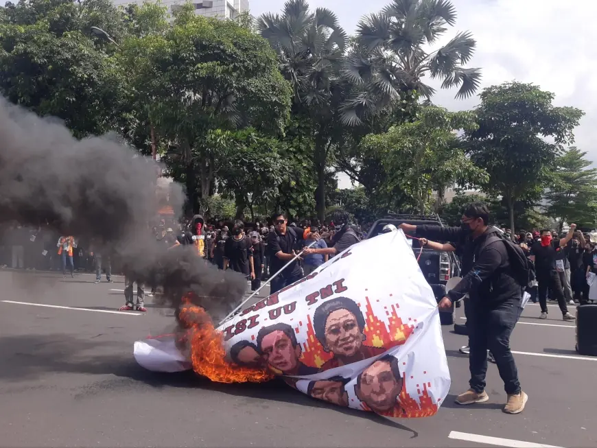 Ratusan Massa di Surabaya Gelar Aksi Tolak UU TNI, Tuntut Cabut Kewenangan Militer di Ranah Sipil