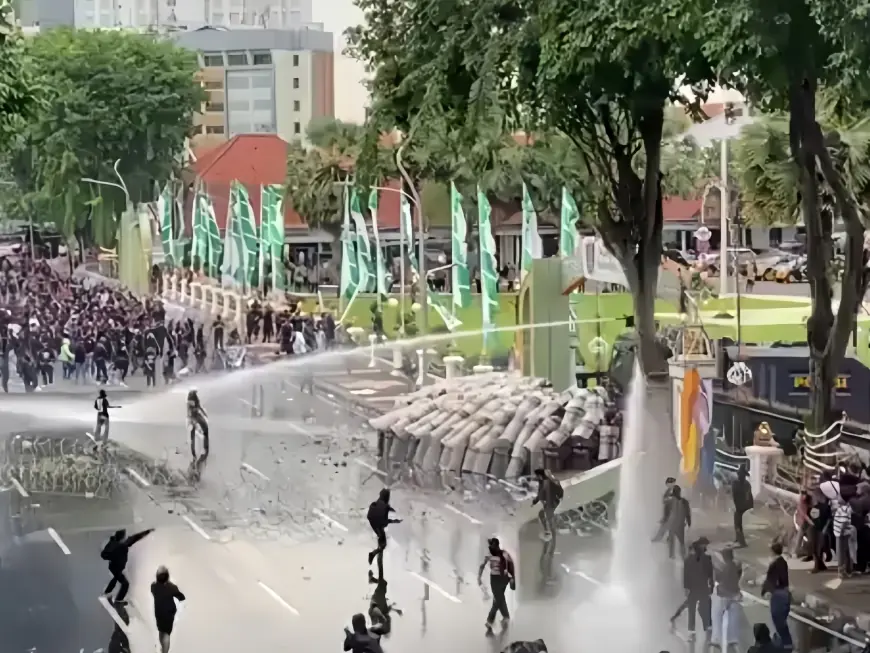 Aksi Tolak UU TNI di Surabaya Memanas, Massa Bertahan Meski Dihadang Water Cannon