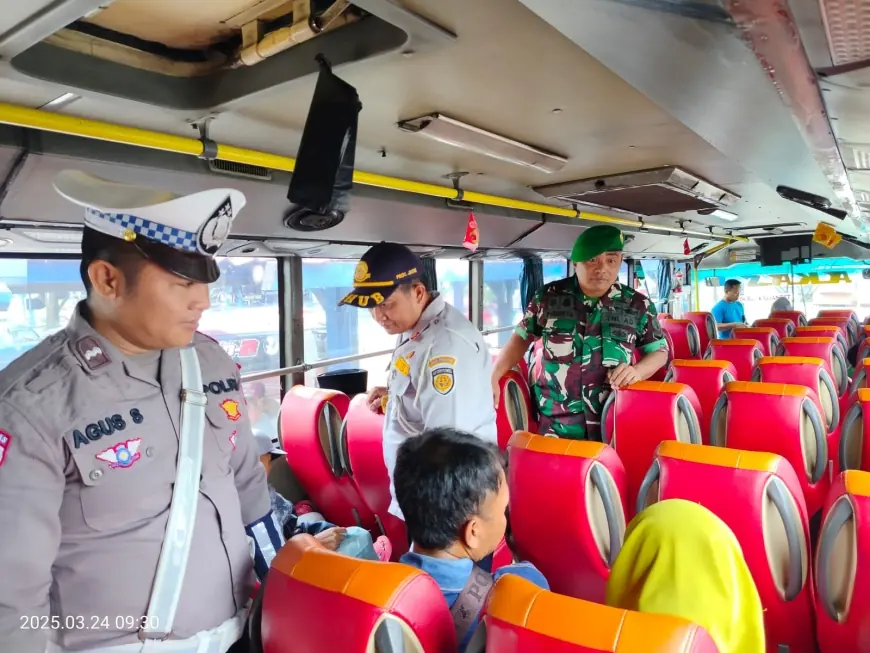 Gunakan Stiker, Polres Sampang Kampanyekan Keamanan saat Mudik Lebaran