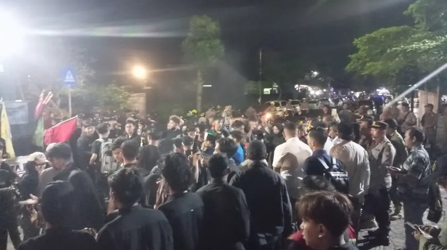 Demo Tolak UU TNI di Blitar Berakhir Damai, Massa Ditemui Wakil Ketua DPRD