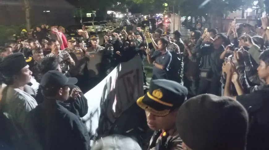 Demo Tolak UU TNI di Blitar Berakhir Damai, Massa Ditemui Wakil Ketua DPRD