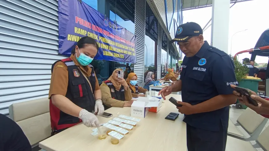 Jelang Lebaran, Sopir dan Awak Bus di Terminal Patria Kota Blitar Jalani Tes Urine
