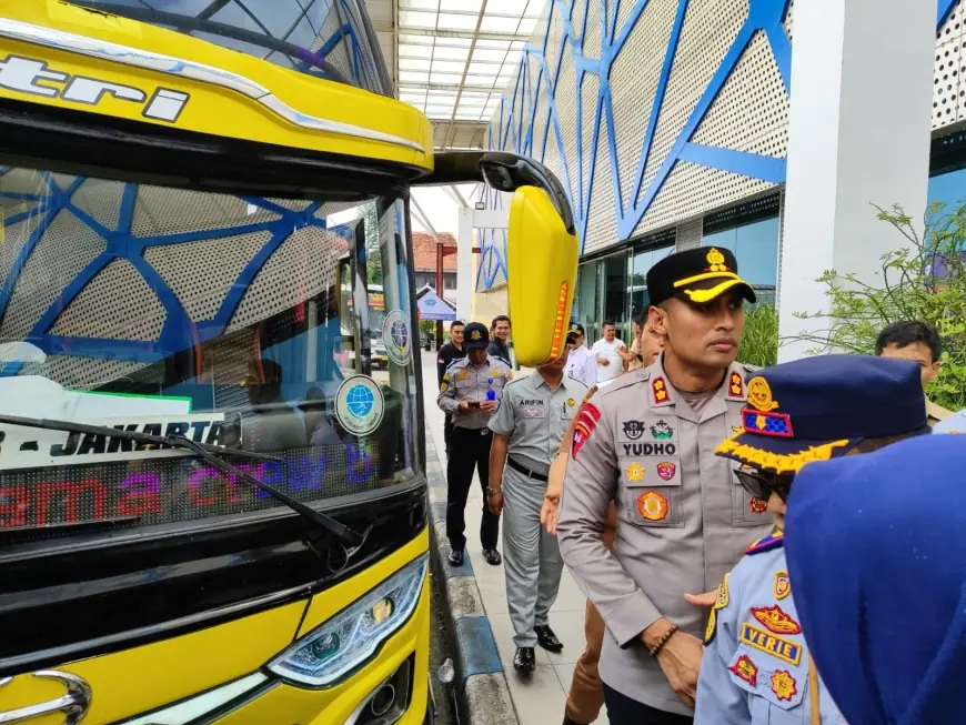 Cek Kesiapan Bus di Terminal Patria, Kapolresta Blitar : Pastikan Laik Jalan dan Awak Bus Prima