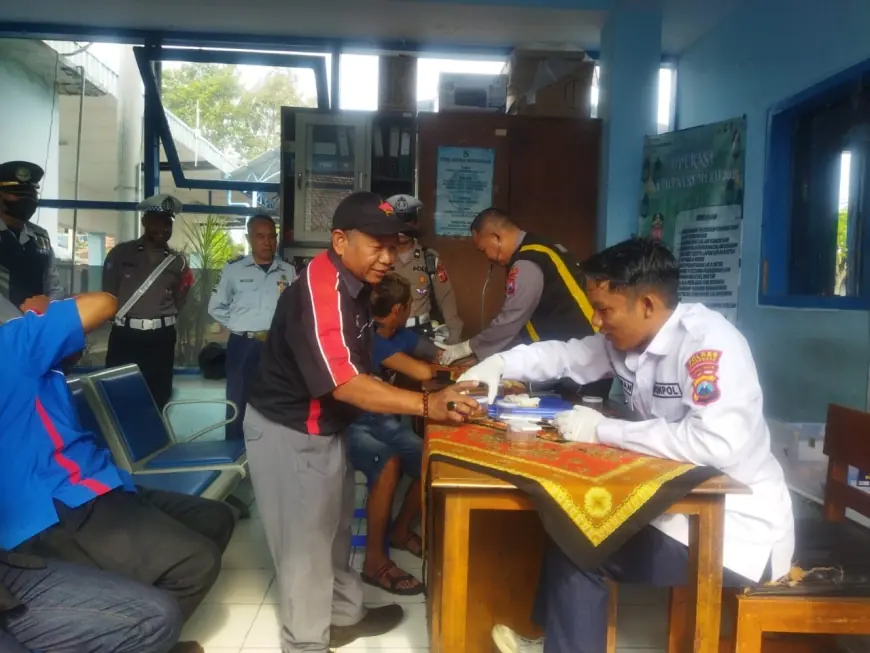 Pastikan Keselamatan Pemudik, Petugas Gabungan Gelar Ramp Check Hingga Tes Urine Sopir