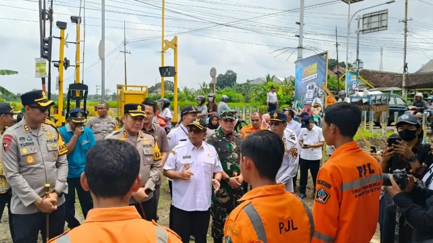 Jelang Arus Mudik Lebaran, Bupati Blitar Cek Perlintasan KA Sebidang