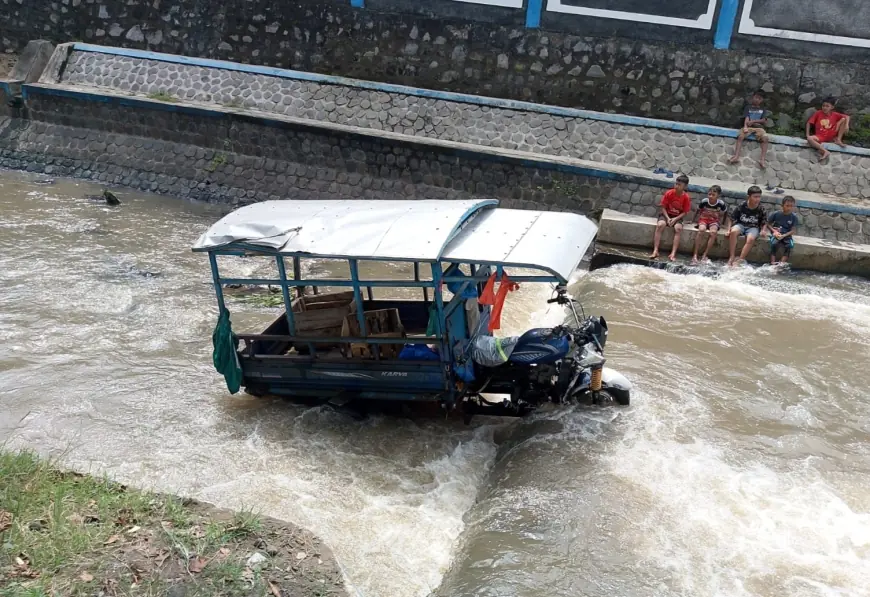 Motor Viar di Jombang Nyemplung ke Sungai Ditabrak Mobil Fortuner