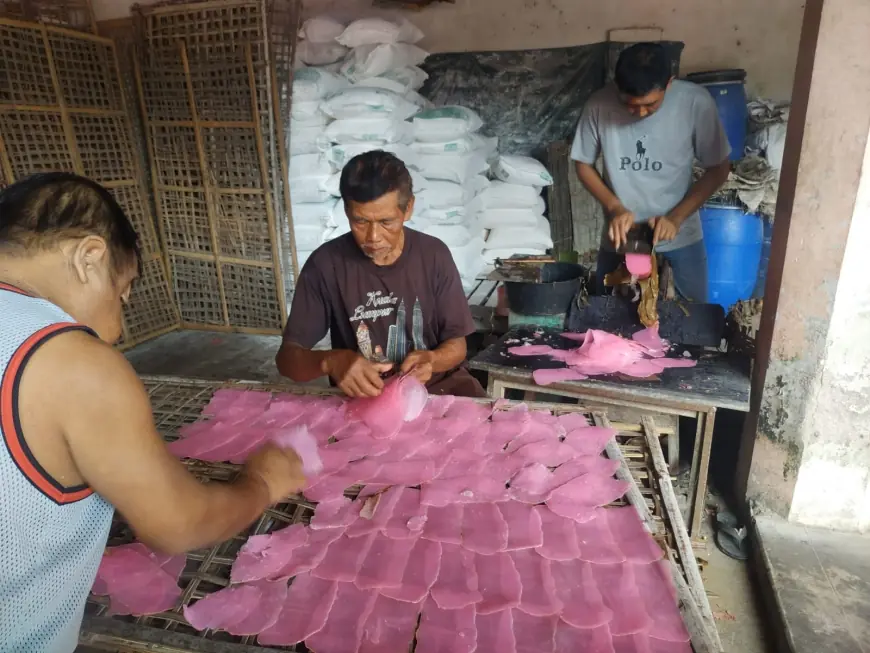 Gurihnya Kerupuk Merah Buatan Warga Blitar, Cocok sebagai Pelengkap Rujak Ulek