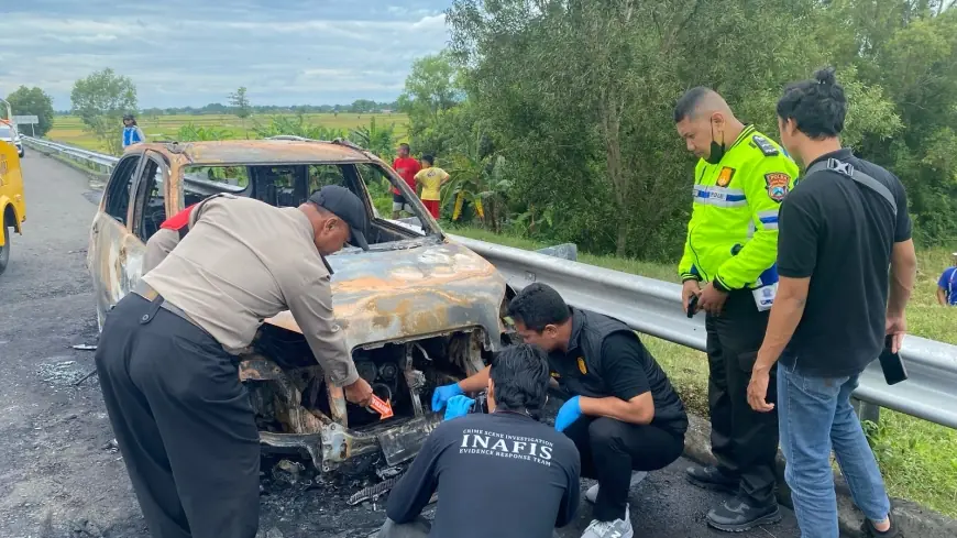 Diduga Korsleting, Toyota Rush Hangus Tinggal Rangka di Tol Nganjuk