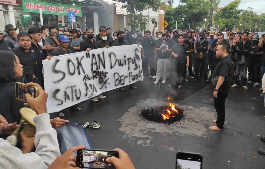 Demo Tolak UU TNI, Massa Berbaju Hitam Bakar Ban Depan Kantor DPRD Jombang