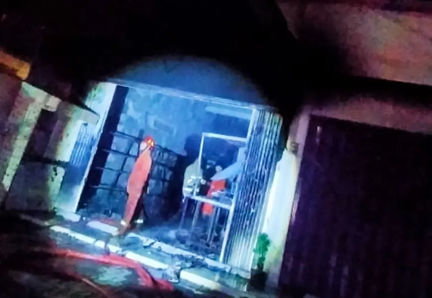 Diduga akibat Korsleting Listrik, Ruko di Jember Hangus Terbakar