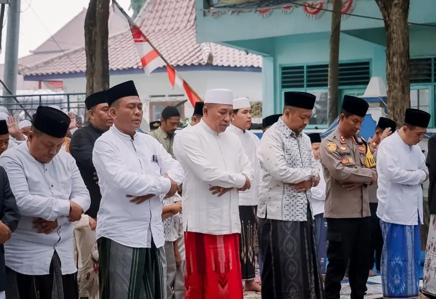 Gelar Salat Idulfitri Bersama Ribuan Warga, Bupati Sampang Ajak Tingkatan Silaturahmi dan Solidaritas