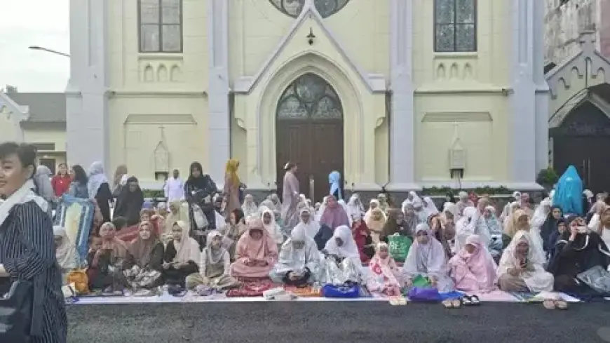 Ribuan Umat Muslim Salat Idulfitri di Halaman Gereja Ijen Malang