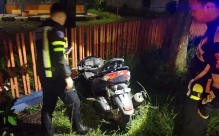 Diduga Kelelahan, Dua Pemotor Asal Ngawi Tewas Usai Tabrak Pohon di Jombang