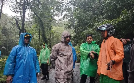 Longsor di Jalur Mojokerto Batu, Dua Kendaraan Tertimbun, Korban Belum Ditemukan