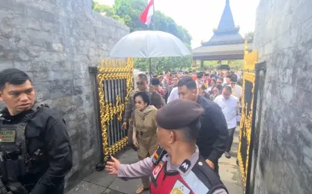 Megawati dan Sukmawati Ziarah ke Makam Bung Karno di Blitar